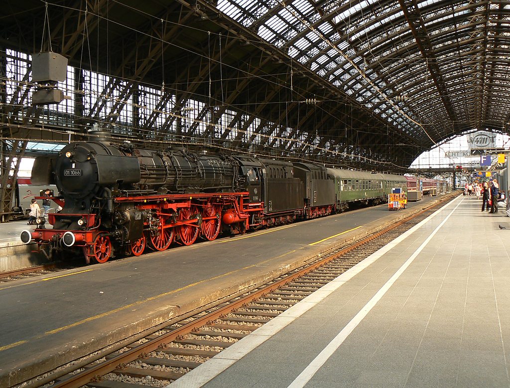 01 1066 mit ihrem Sonderzug nach Bremen am 26.06.2010 in Kln Hbf auf Gleis 6 !
