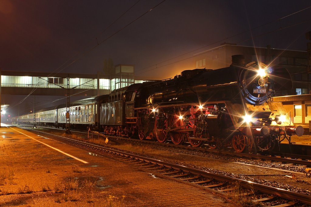 03 1010 steht abfahrbereit an Gl.4 in Emden Hbf am 03.11.2012