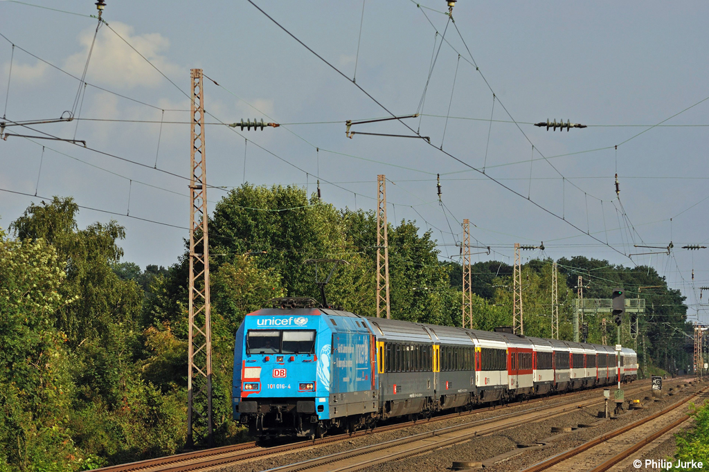101 016-4 mit dem EC 100 nach Hamburg-Altona am 03.08.2010 in Dsseldof-Eller Sd