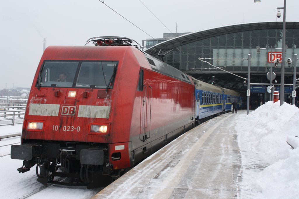 101 023 mit einem D Zug aus Kiew in Berlin HBF am 28.12.2010