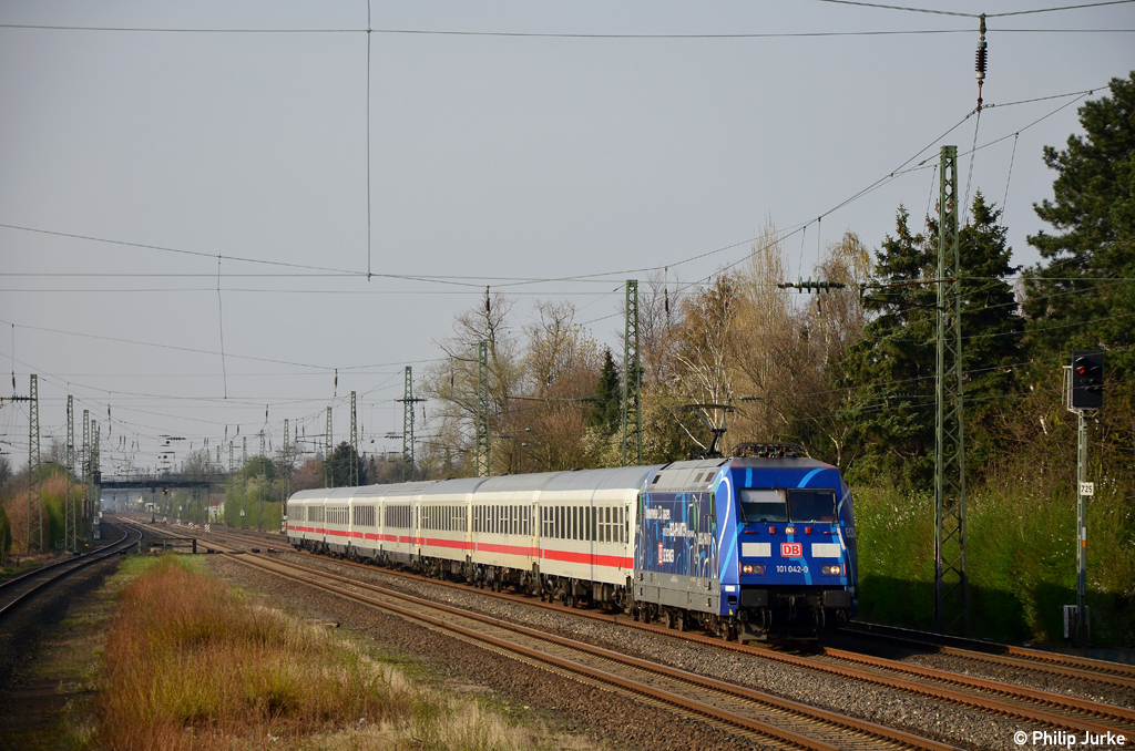 101 042-0 mit dem IC 130 nach Koblenz am 27.03.2012 in Angermund
