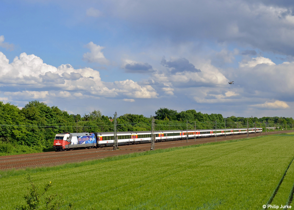 101 070-1 mit dem EC 8 von Chur nach Hamburg am 24.05.2013 bei Langenfeld(Rhld.).