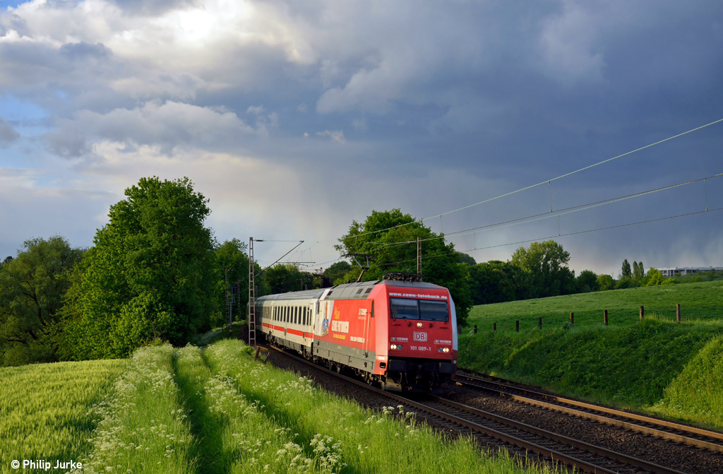 101 089-1 mit dem IC 2442 von Leipzig nach Kln am 24.05.2013 bei Haan-Ellscheid.