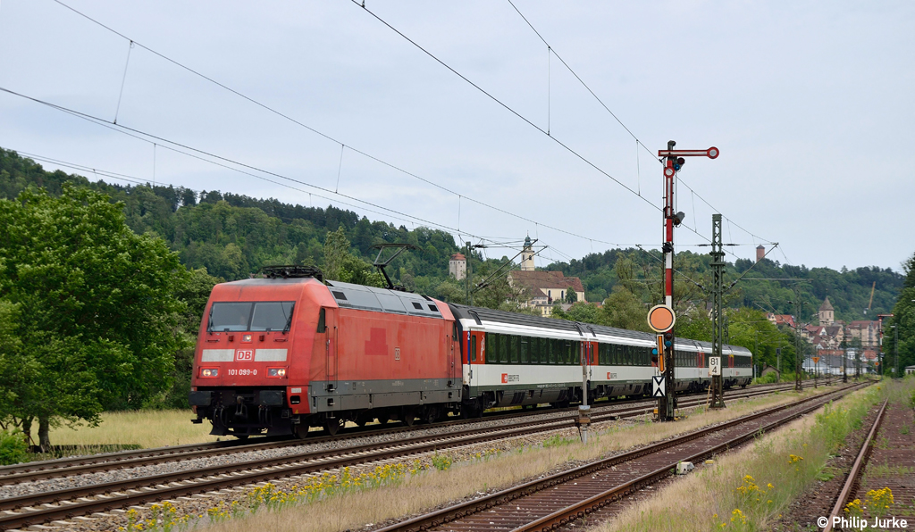 101 099-0 mit dem IC 185 nach Zrich HB am 24.06.2012 in Horb.
