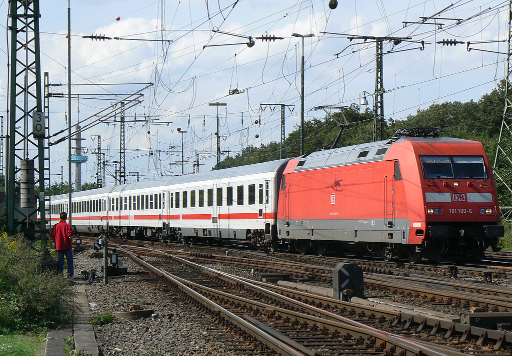 101 100-6 mit umgeleitetem IC in Gremberg am 25.08.2010