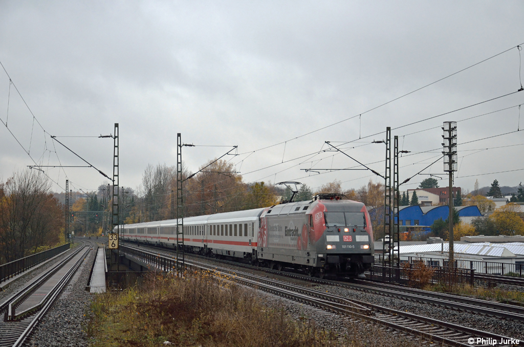 101 110-5 mit dem IC 652 von Bonn nach Hamm am 18.11.2012 in Wuppertal-Sonnborn.