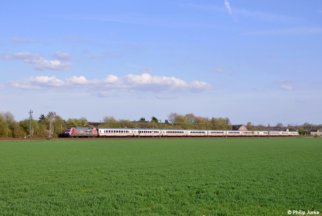 101 110-5 mit dem IC 2022 von Frankfurt(Main) nach Hamburg-Altona am 18.04.2013 in Langenfeld(Rhld).
