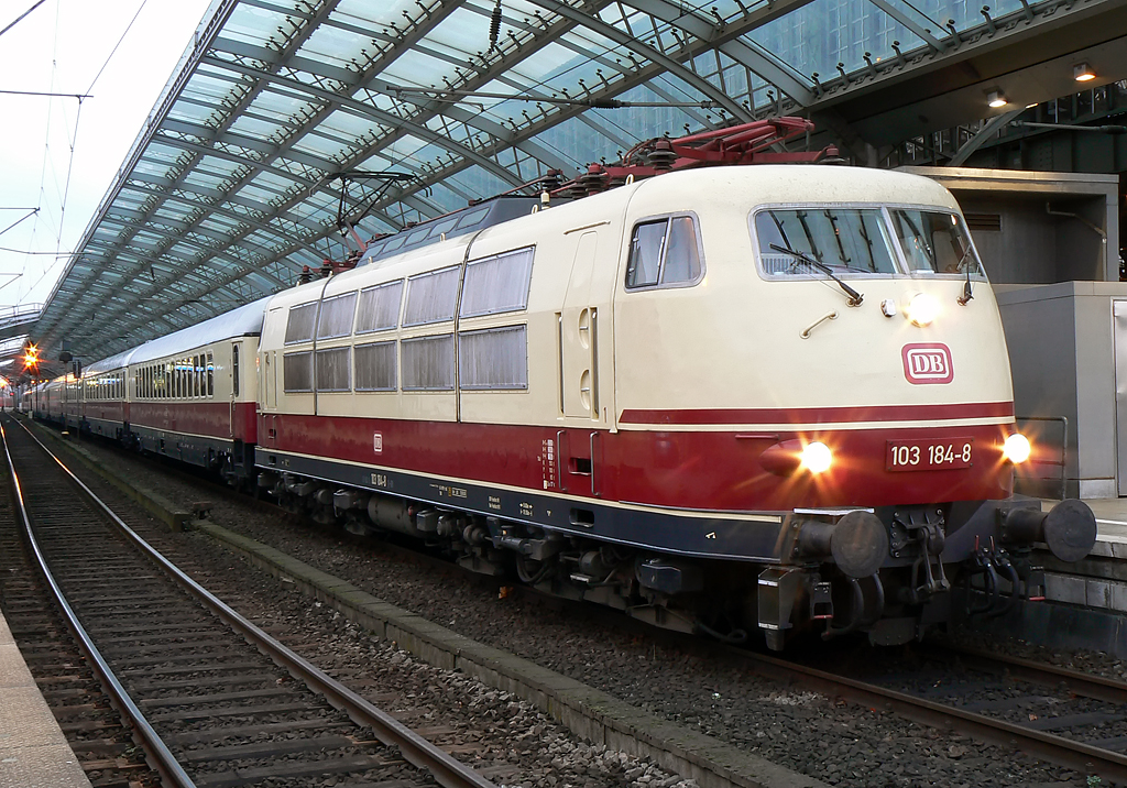 103 184-8 mit einem TEE Rheingold Sonderzug an Gleis 9 (!) anstatt Gleis 6 in Kln Hbf. am 18.11.2010
