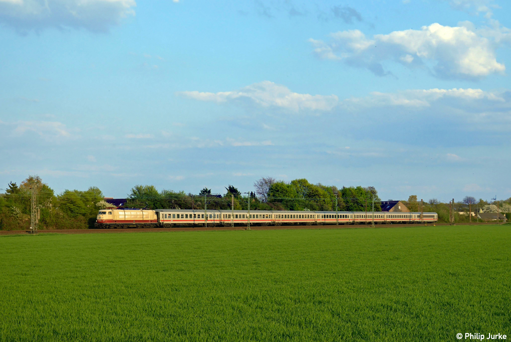 103 235-8 mit dem IC 2906 (Ersatzzug fr IC 118) von Stuttgart nach Mnster(Westf) am 25.04.2013 bei Langenfeld(Rhld.).