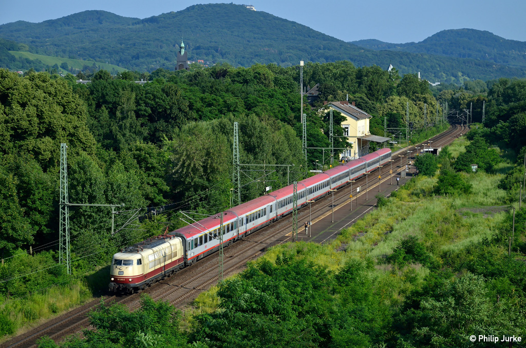 103 235-8 mit dem IC 118 von Salzburg nach Mnster am 07.07.2013 in Bonn-Oberkassel.
