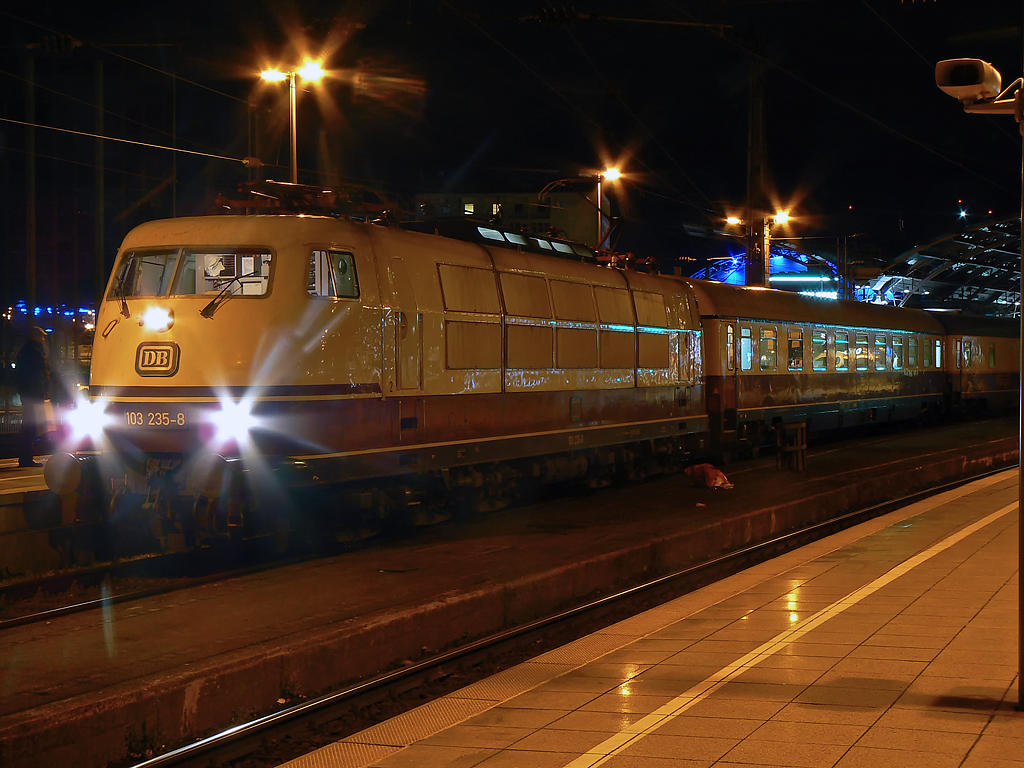 103 235-8 mit IC1817 auf Gleis 8 (!) in Kln Hbf am 14.11.2010