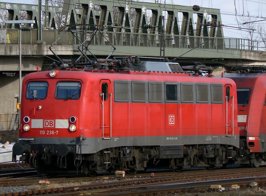 110 236-7 mit einer BR 101 am Haken aus Deutzerfeld kommend , Kln Deutz am 27.2.2010