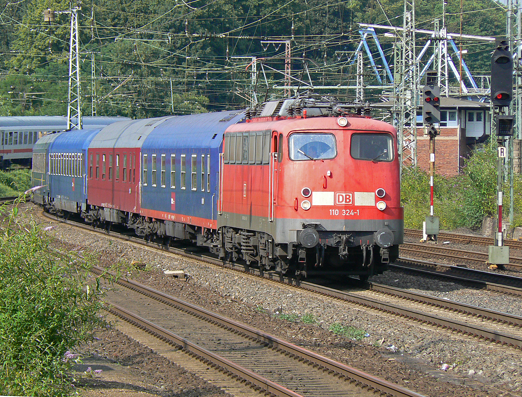 110 324-1 mit Autoslaaptrein in Kln-West am 30.07.2010