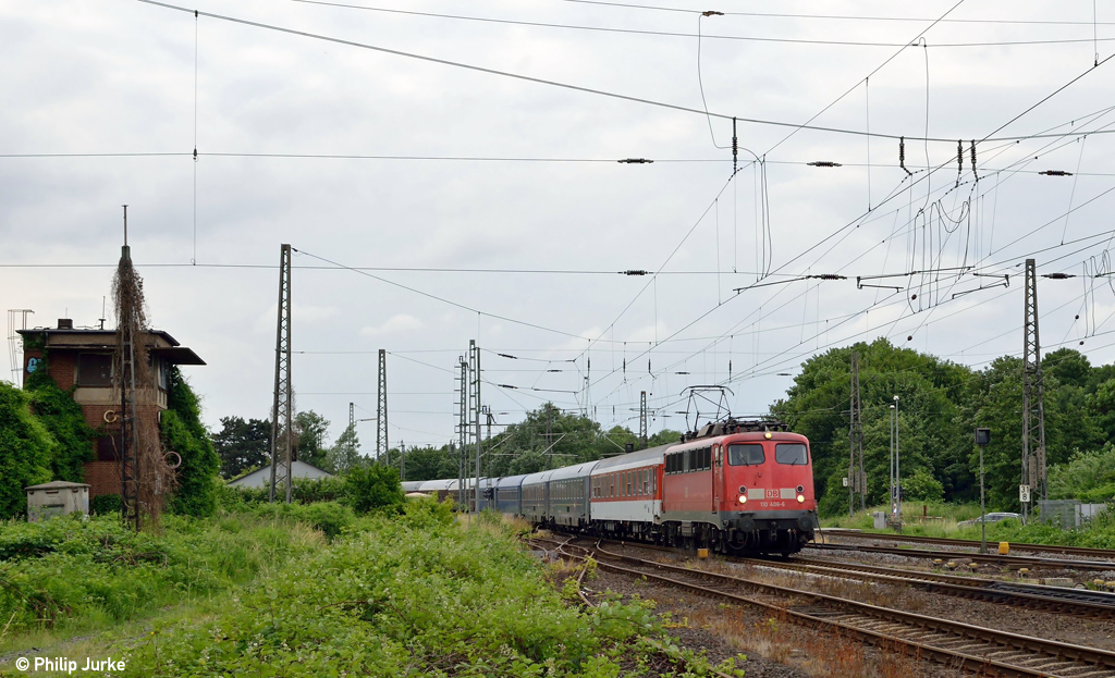 110 406-6 mit dem NF 13401 von s-Hertogenbosch nach Alessandria am 21.06.2013 bei der Einfahrt in den Gerevenbroicher Bahnhof.
