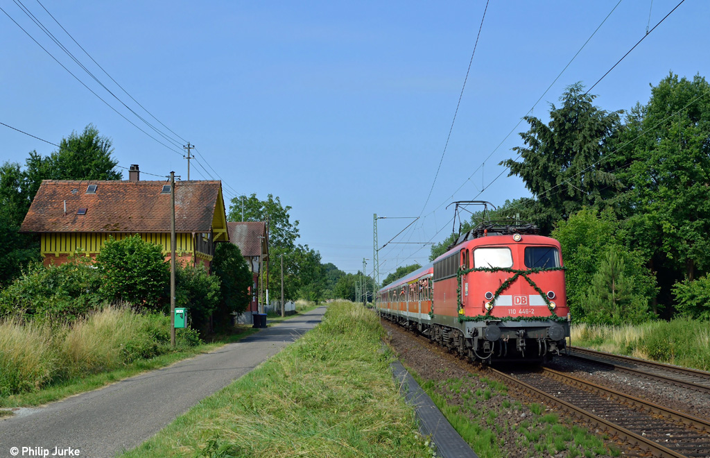 110 446-2 mit dem RE 19000 von Tbingen nach Stuttgart am 13.07.2013 bei Wernau(Neckar).
