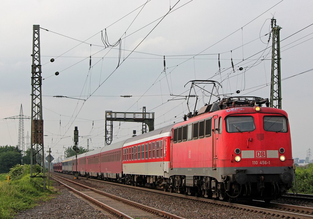 110 456-1 mit Autoslaaptrein in Brhl am 01.06.2012