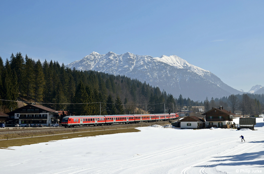111 026-1 mit der RB 5412 von Innsbruck nach Mnchen am 04.04.2013 bei Klais.