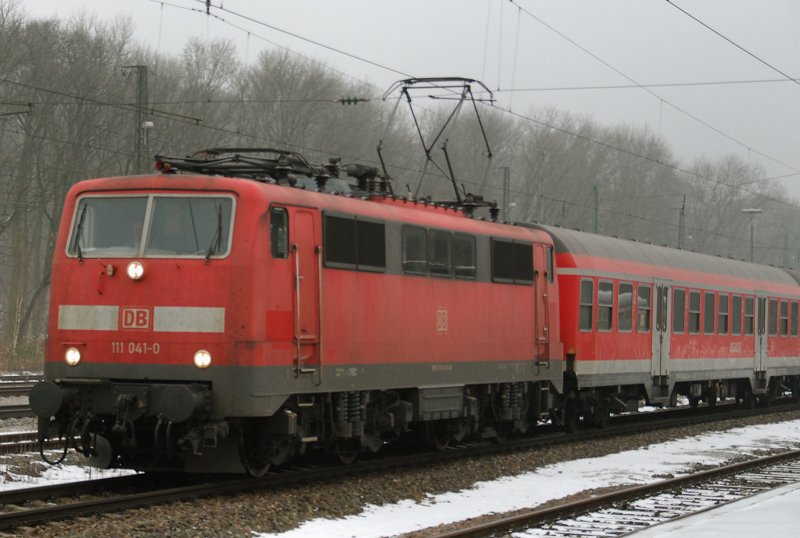 111 041-0, aufgenommen am 22.01.10, bei der Durchfahrt durch Neuoffingen, Strecke Ulm-Neuoffingen-Donauwrth.