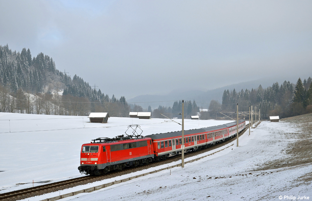111 053-5 mit der RB 59503 von Mnchen nach Innsbruck am 02.04.2013 bei Klais.