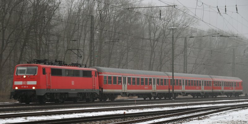 111 180-6, aufgenommen mit der RB Ulm-Donauwrth, 22.01.10, bei der Durchfahrt durch Neuoffingen, Strecke Ulm-Neuoffingen-Donauwrth.
