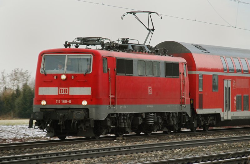 111 199-6, aufgenommen am 18.01.10, bei der Durchfahrt durch Gersthofen, Strecke Donauwrth-Augsburg.