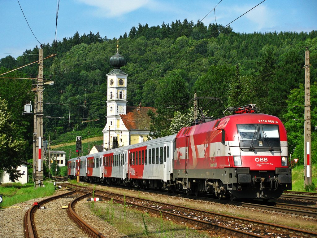 1116 005 Em Lok sterreich kam als REX von Passau.
Aufgenommen in Wernstein ( A ) am 10.07.2009.