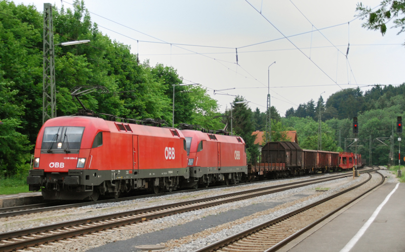 1116 084-3 + 1116 192-4, ein sterreichisches Doppel auf deutschen Schienen. Aufgenommen am 11.06.11, bei der Durchfahrt durch Aling.