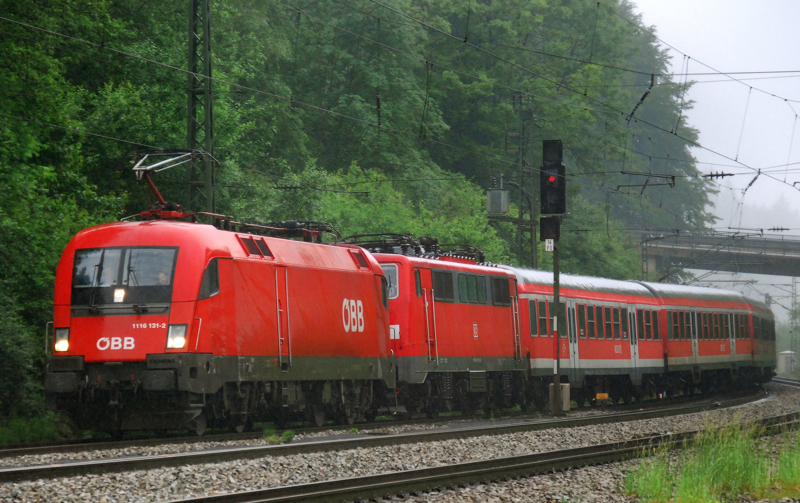 1116 131-2 + 111 027-9, aufgenommen bei der Einfahrt in den Bahnhof Aling, am 02.06.10.