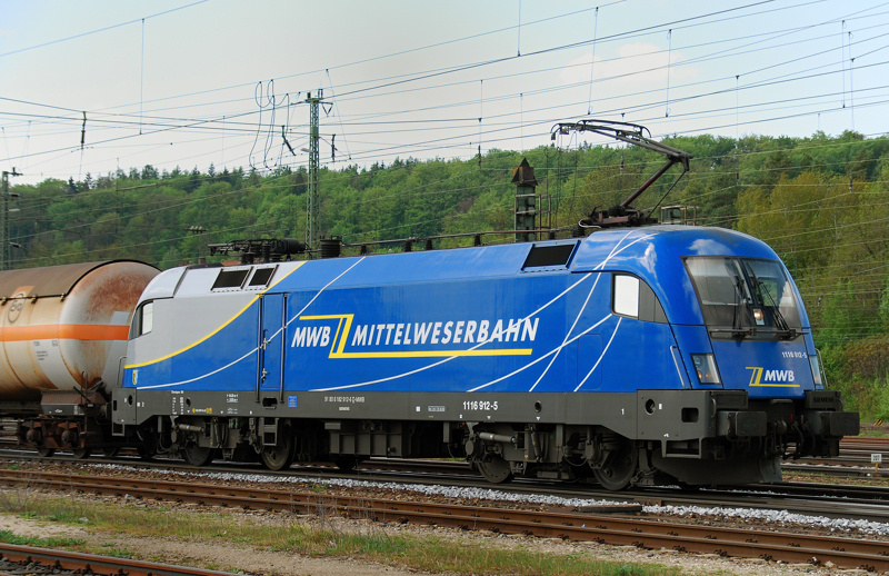1116 912-5, der Mittelweserbahn, aufgenommen am 30.04.11, bei der Durchfahrt durch Treuchtlingen.