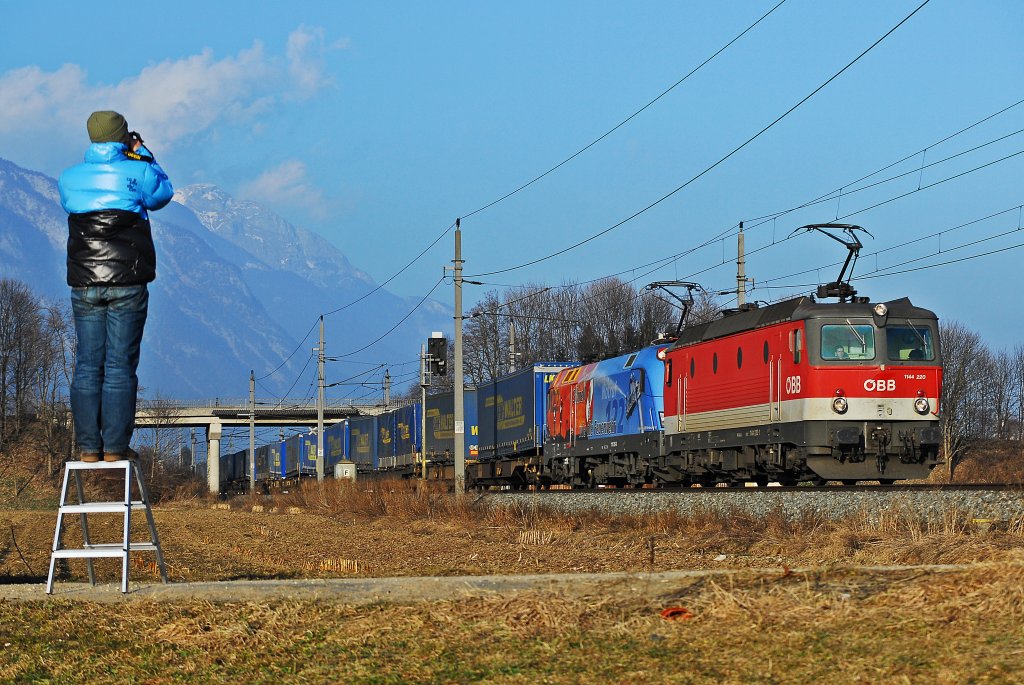 1144 220 + 1116 250 ziehen eine Gemischten Gterzug Richtung Innsbruck.
Aufgenommen in Schwaz am 19.02.2011.