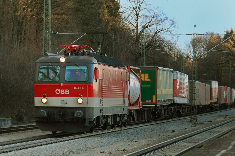1144 251, aufgenommen am 27.02.10, bei der Durchfahrt durch Aling, Strecke Mnchen-Rosenheim.
