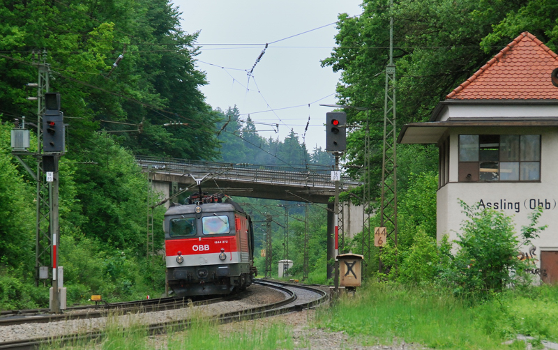 1144 272, aufgenommen am 01.06.10, bei der Einfahrt in den Bahnhof Aling.