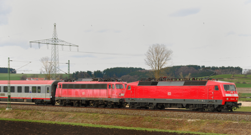120 149-0 + 115 383-2, aufgenommen am 11.04.13, auf der Fahrt Richtung Mnchen, kurz vor Burgau.