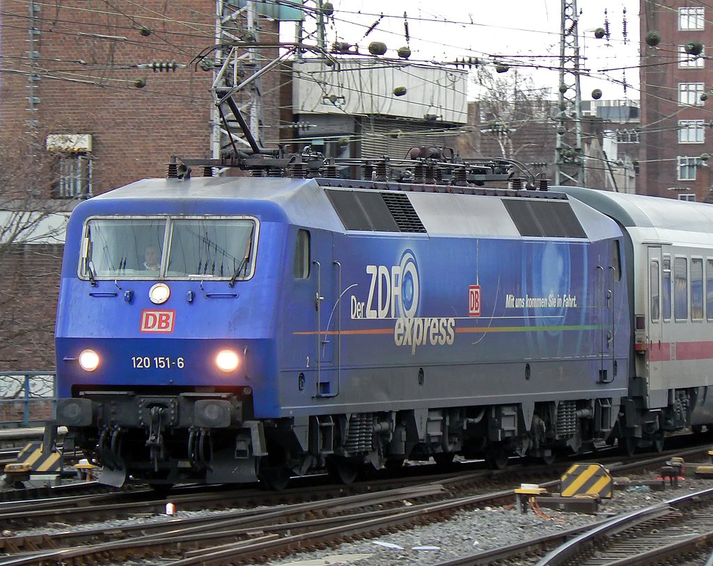 120 151-6 bei der Einfahrt in den Klner Hbf mit dem ICE Ersatzzug nach Berlin Ostbf. an einem recht strmischen 28.02.2010