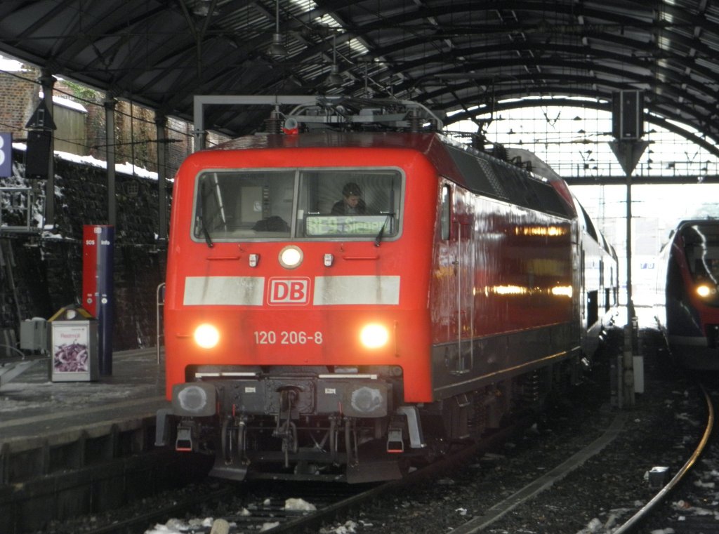 120 206-8 mit dem rsx in Aachen Hbf am 29.12.10