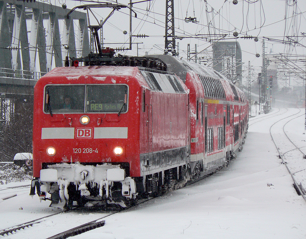 120 208-4 mit dem RE9/RSX nach Aachen Hbf, geschoben von 120 206-8, im winterlichen Kln Messe/Deutz am 24.12.2010