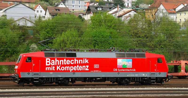 120 501-2, Bahnkompetenz, aufgenommen beim Umsetzen an einem Mezug im Bahnhof Treuchtlingen, am 01.05.13.