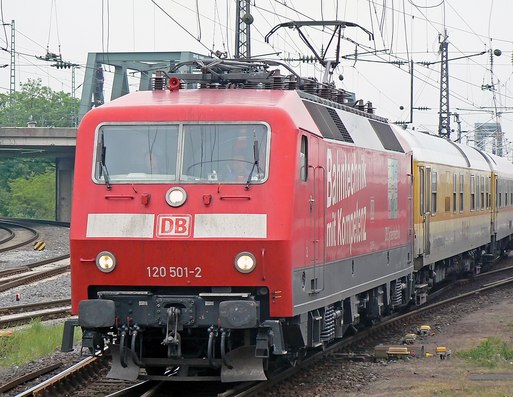 120 501-2 der DB Systemtechnik kam heut mit dem Raillab aus Wiesbaden durch Kln/Messe Deutz rtg Kln Bbf. !
