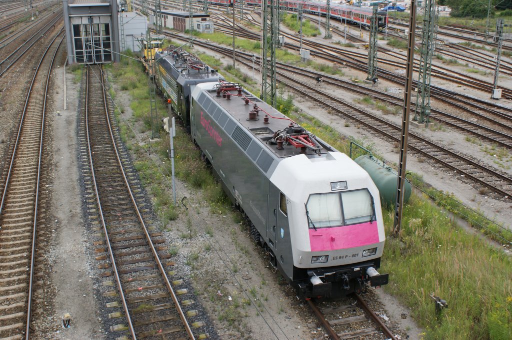 127 001 zusammen mit einer 189 nahe des Betriebswerkes Mnchen Hauptbahnhof.