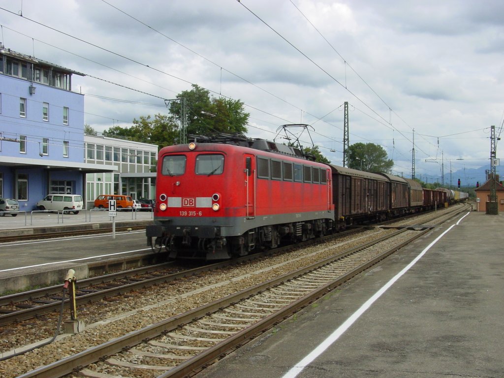 139 315 mit Gterzug in Rosenheim richtung Mnchen(10.09.2005)