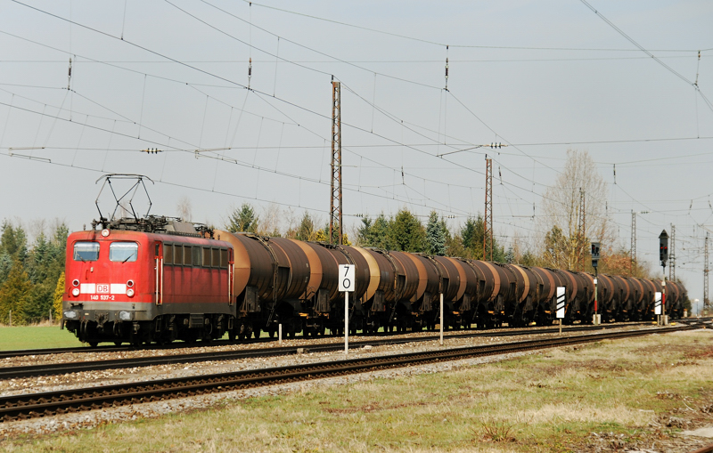 140 537-2, aufgenommen vor einem Kesselzug, bei der Durchfahrt durch Gersthofen, am 24.03.11.