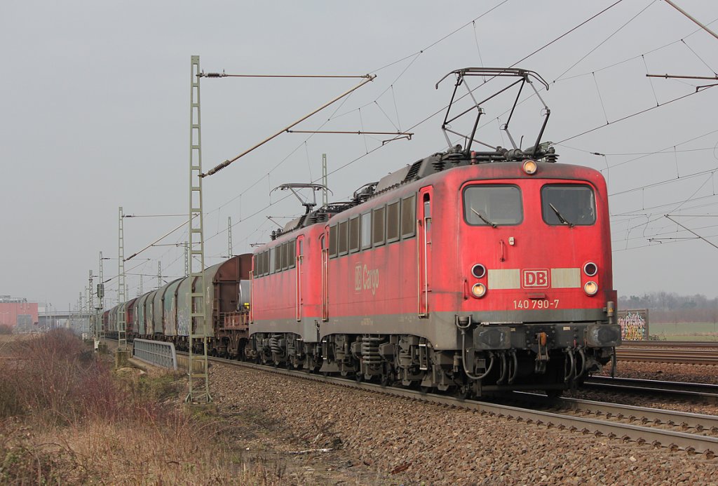140 790-7 mit Schwestermaschine und gem. Gz. kurz vor Porz Wahn am 25.02.2011