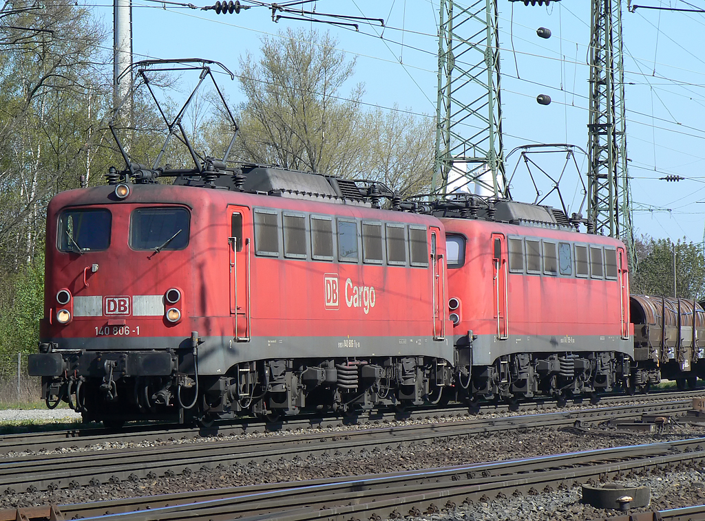 140 806-1 mit einer weiteren 140er in Gremberg am 17.04.2010