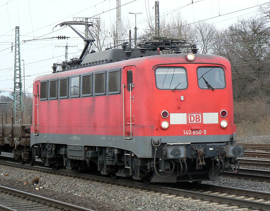 140 850-9 mit Flachwagenzug in Kln West am 18.3.2010
