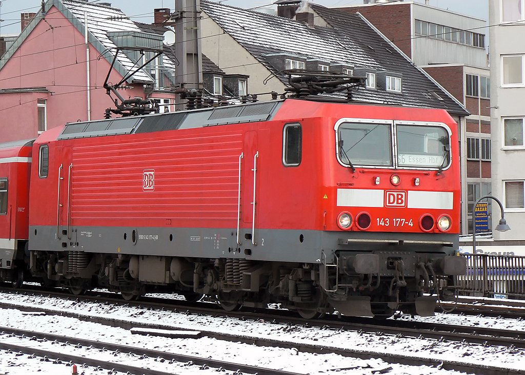 143 177-6 kommt mit der S6 gleich am Gleis 9 an ,  6.3.2010 in Kln Hbf.