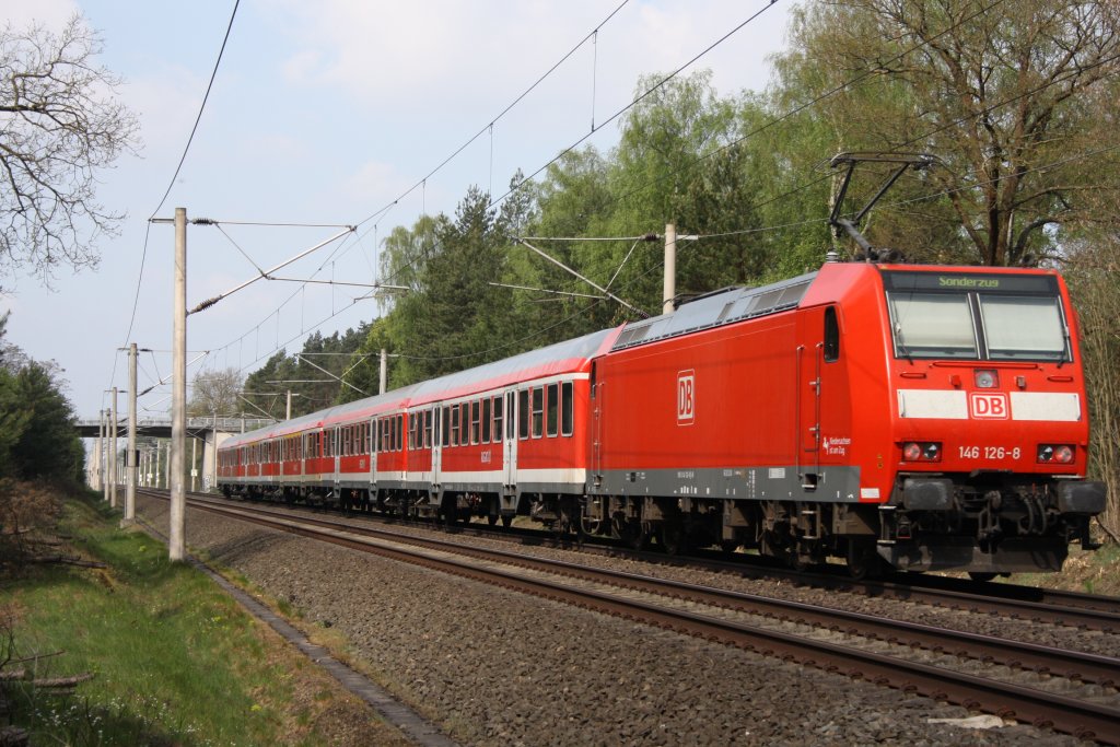 146 126 schiebt einen Sonderzug durch Gifhorn am 01.05.2010