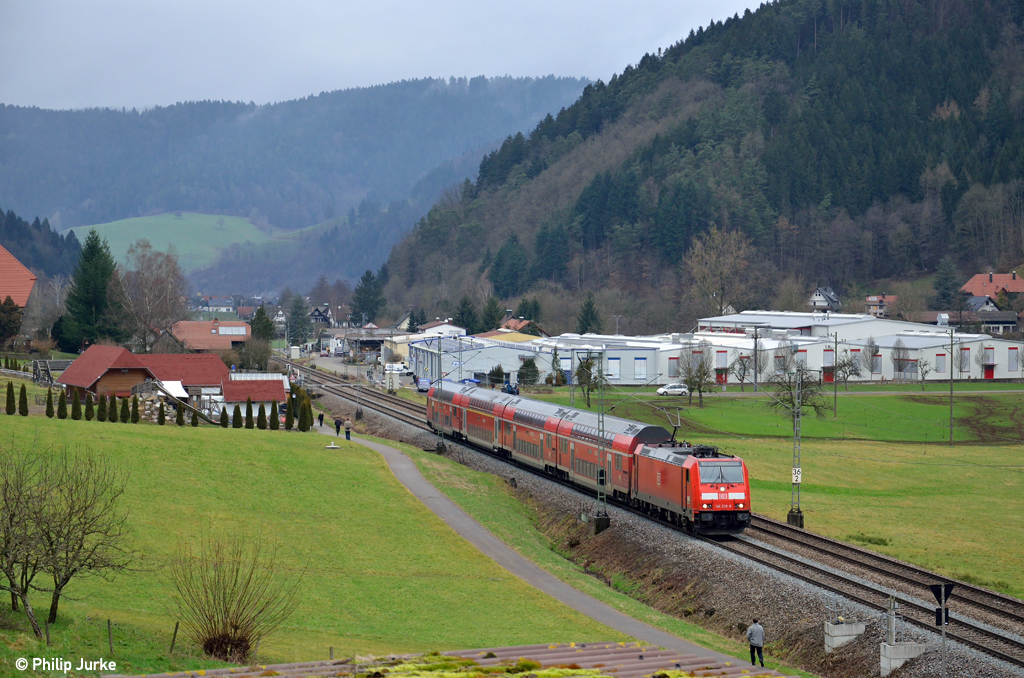 146 230-8 mit dem RE 4713 (Karlsruhe Hbf - Konstanz) am 06.01.2013 bei Gutach.