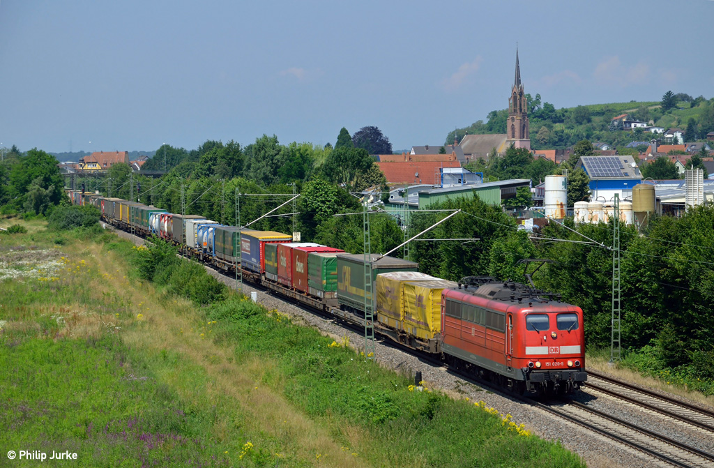 151 020-5 mit dem KT 42007 von Kln-Eifeltor nach Gallarate am 06.07.2013 bei Teningen-Mundingen.
