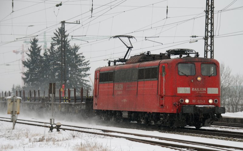 151 021-3, aufgenommen am 15.02.10, bei der Durchfahrt durch Gersthofen, Strecke Augsburg-Donauwrth.