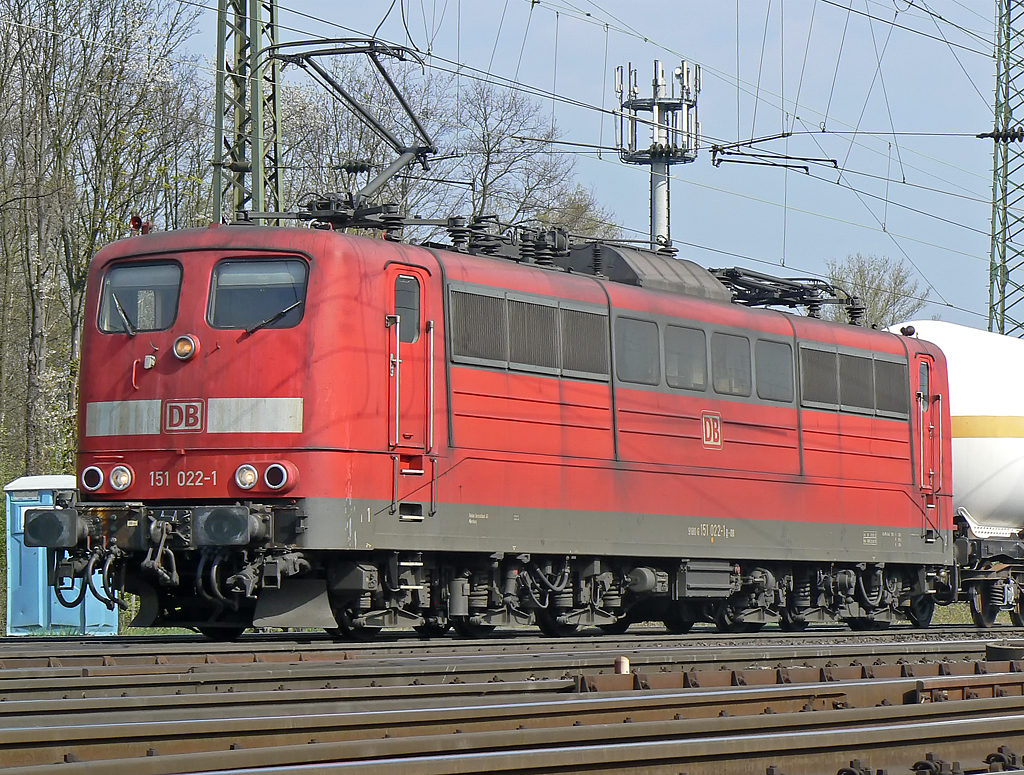 151 022-1 in Gremberg am 15.04.2010